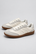 Retro-Sneaker mit breiter Zehenbox