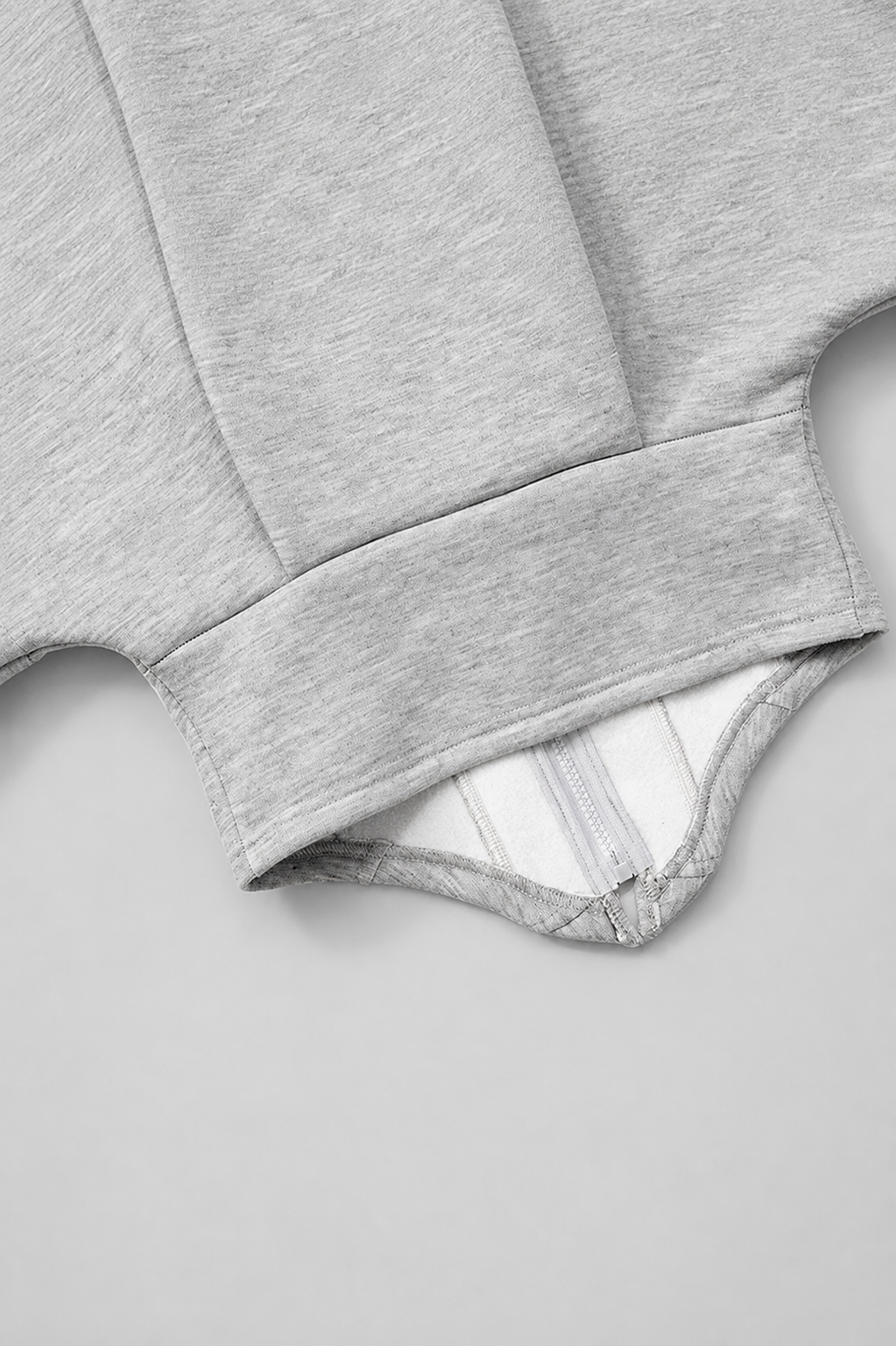 Color: Light Gray | Graue taillierte Crop-Sweatjacke mit Kapuze, photo 6