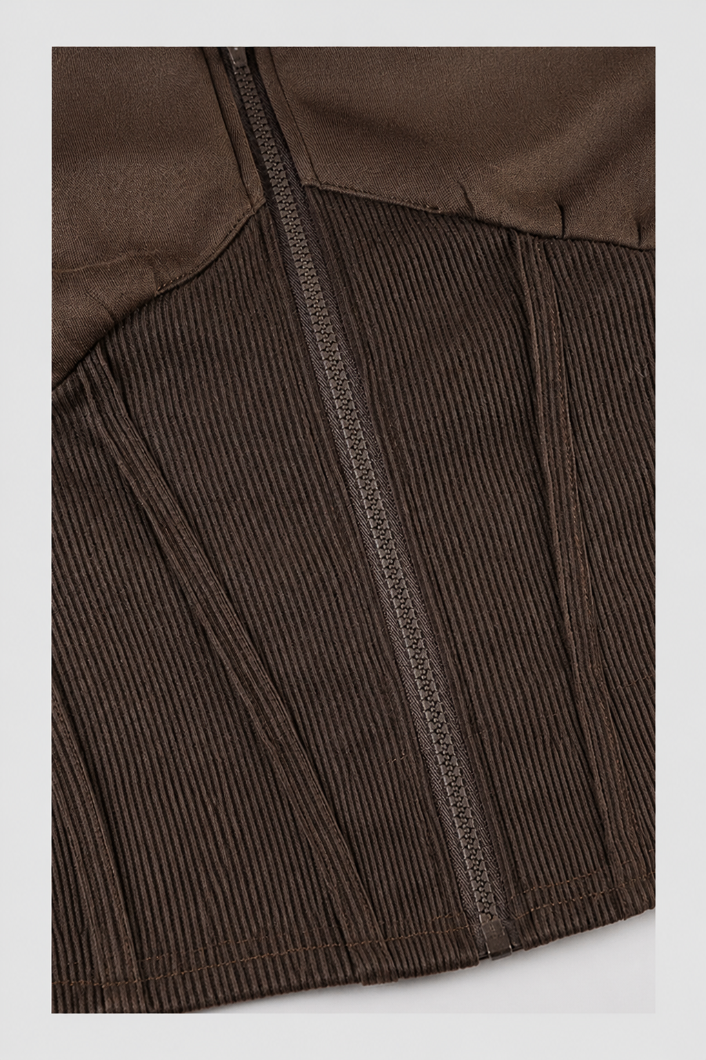 Color: Braun | Braune taillierte Kapuzenjacke mit Rippdetail, photo 6