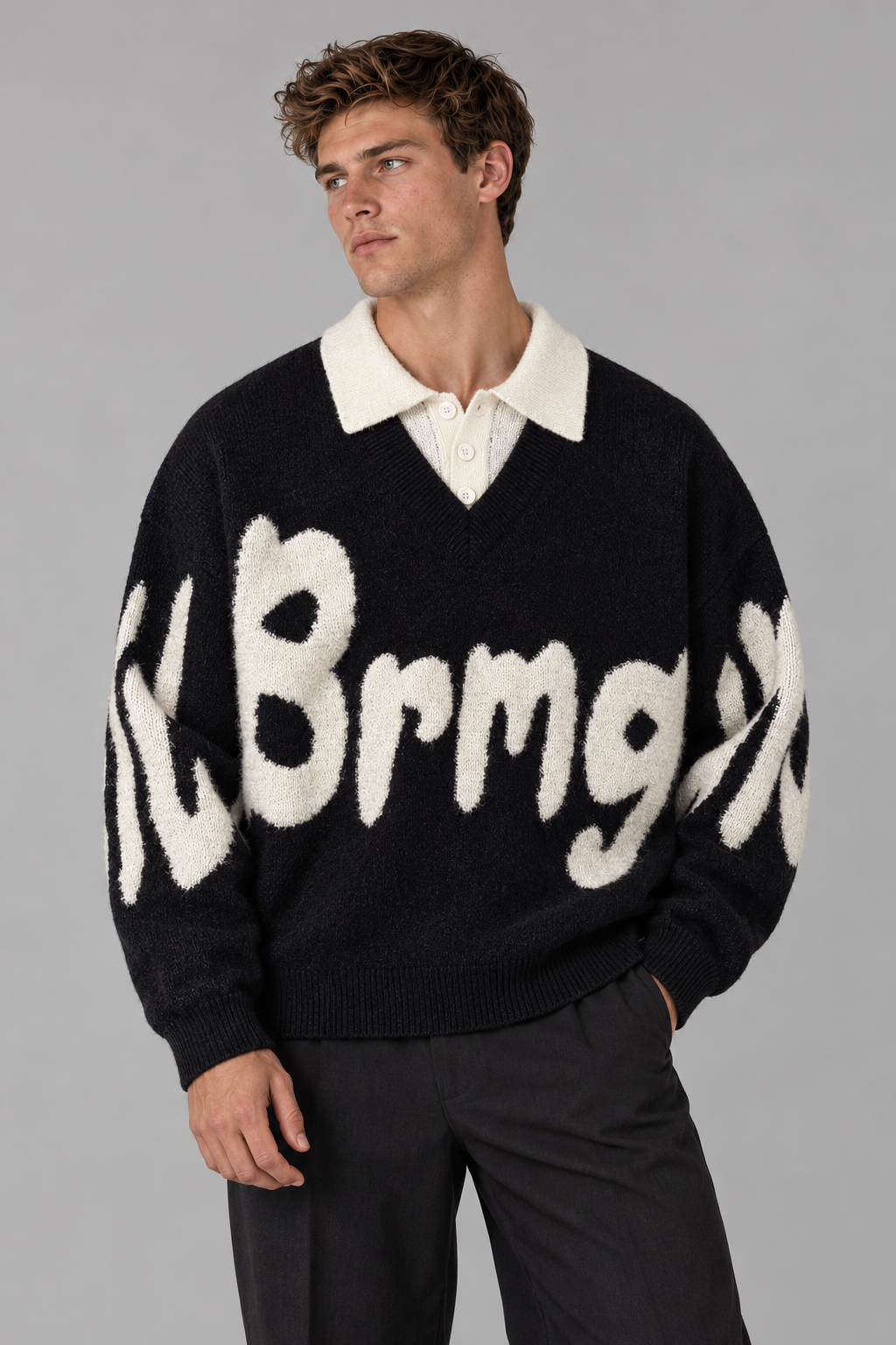 Color: Black | Oversize Strickpullover mit Polokragen und Statement-Schriftzug – Ansicht 1