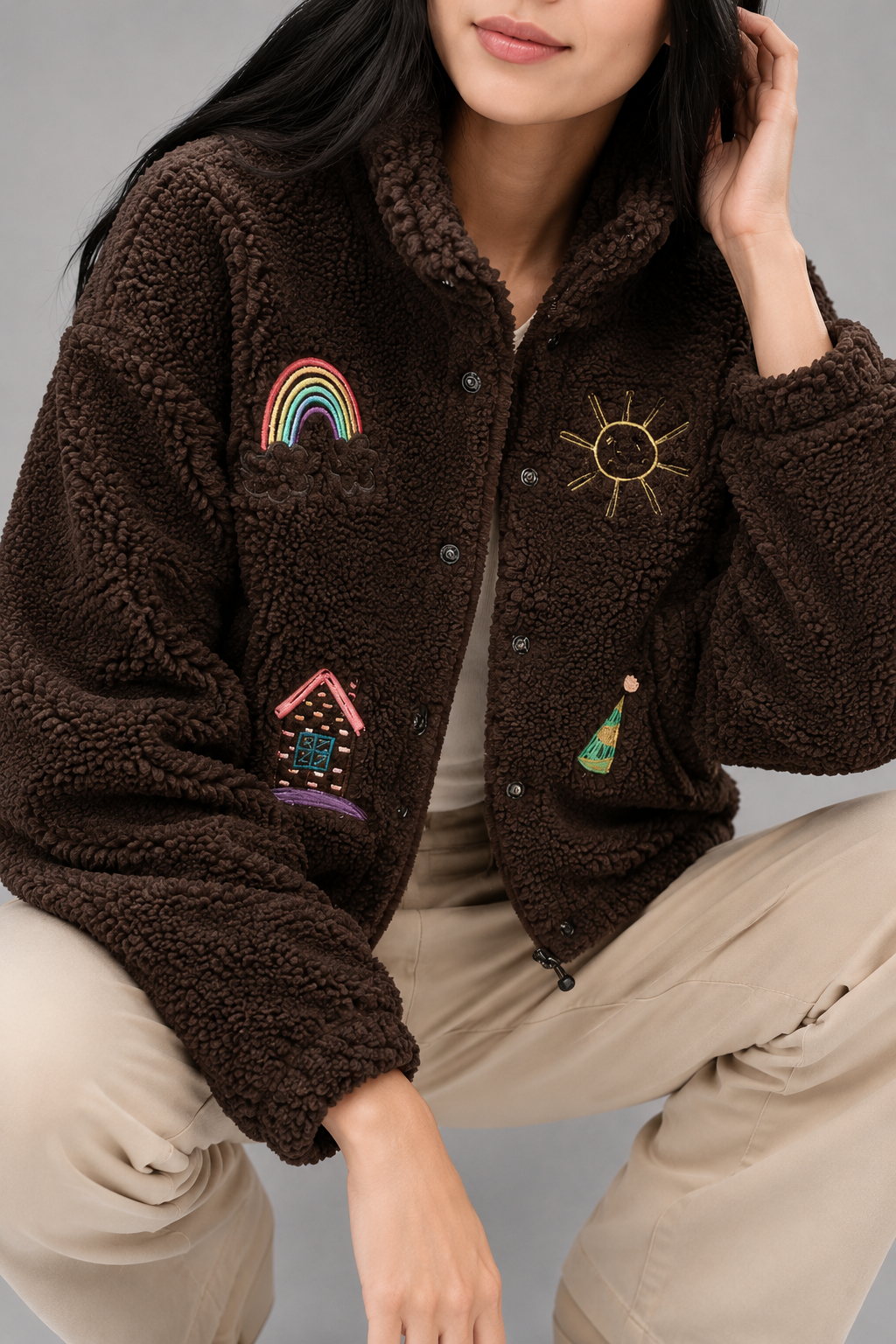 Color: Braun | Braune Teddyjacke mit verspielten Stickereien, photo 2
