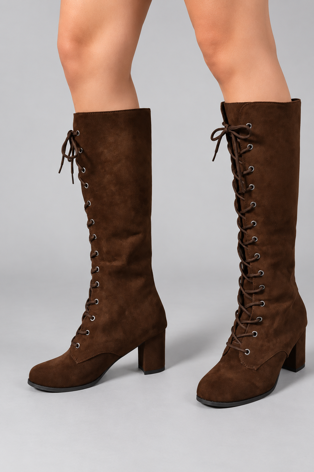 Braune kniehohe Schnürstiefel mit Blockabsatz