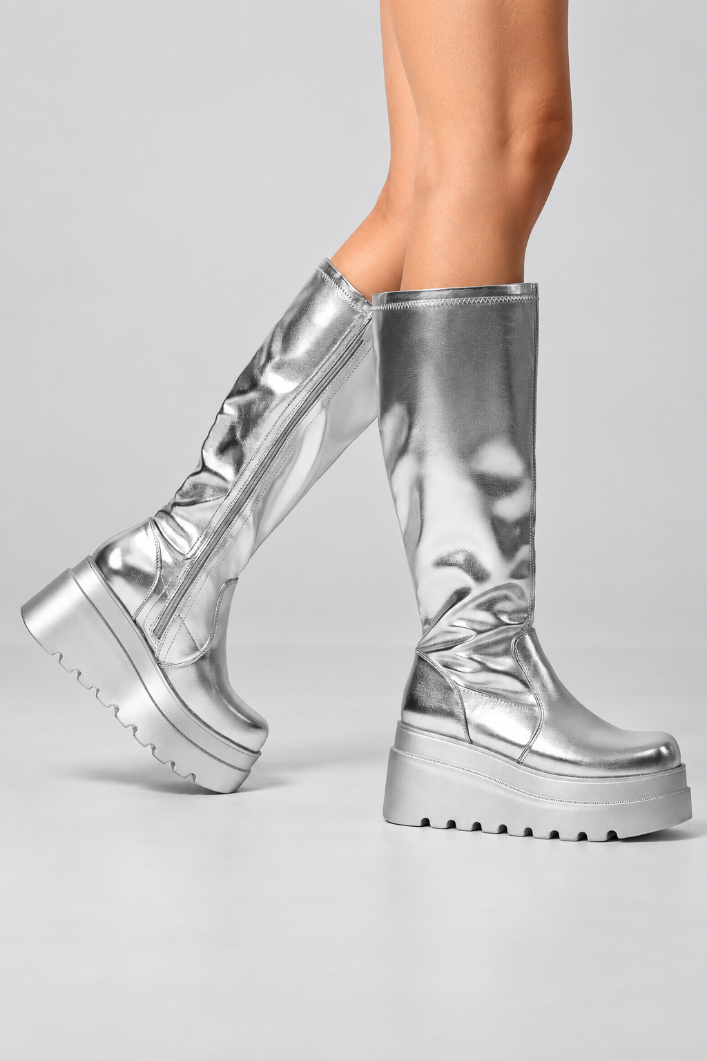Silberne Plateau-Stiefel mit Keilabsatz