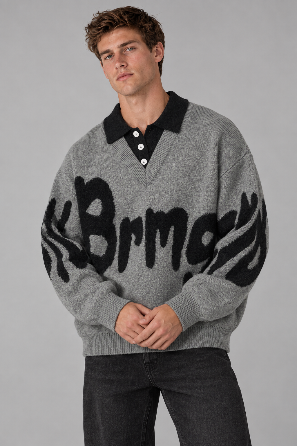 Color: Grau | Oversize Strickpullover mit Polokragen und Statement-Schriftzug – Ansicht 1