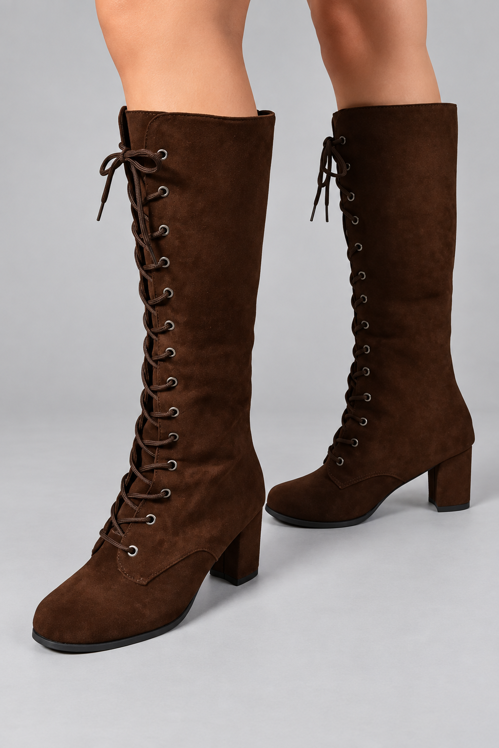 Braune kniehohe Schnürstiefel mit Blockabsatz