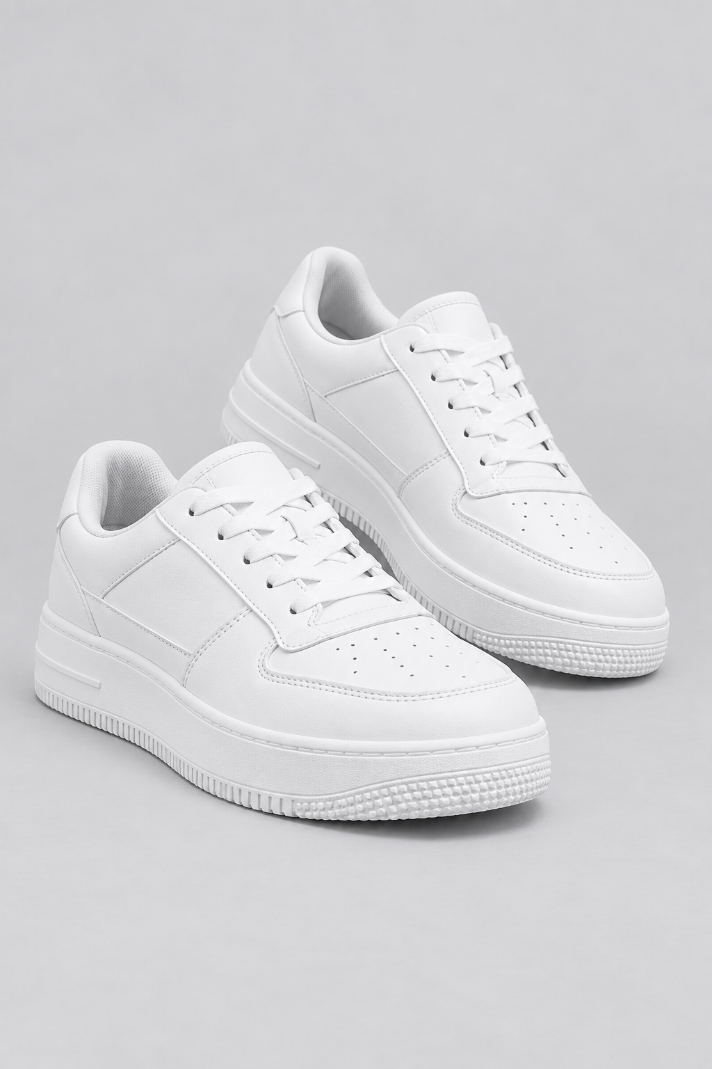 Minimalistische Plateau-Sneaker mit Schnürung
