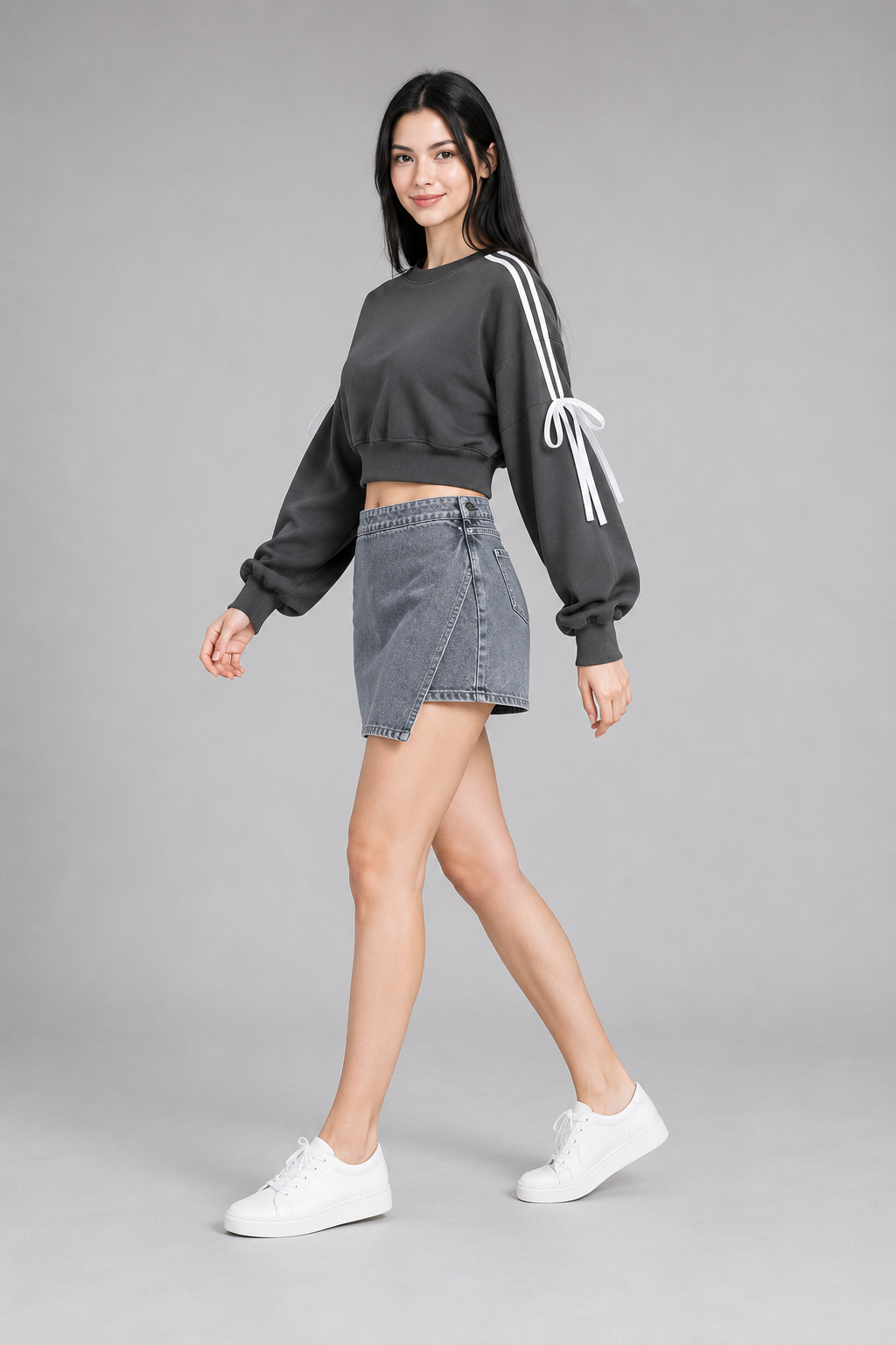 Color: Light Gray | Kurzes Sweatshirt mit Schleifen & Kontraststreifen, photo 3