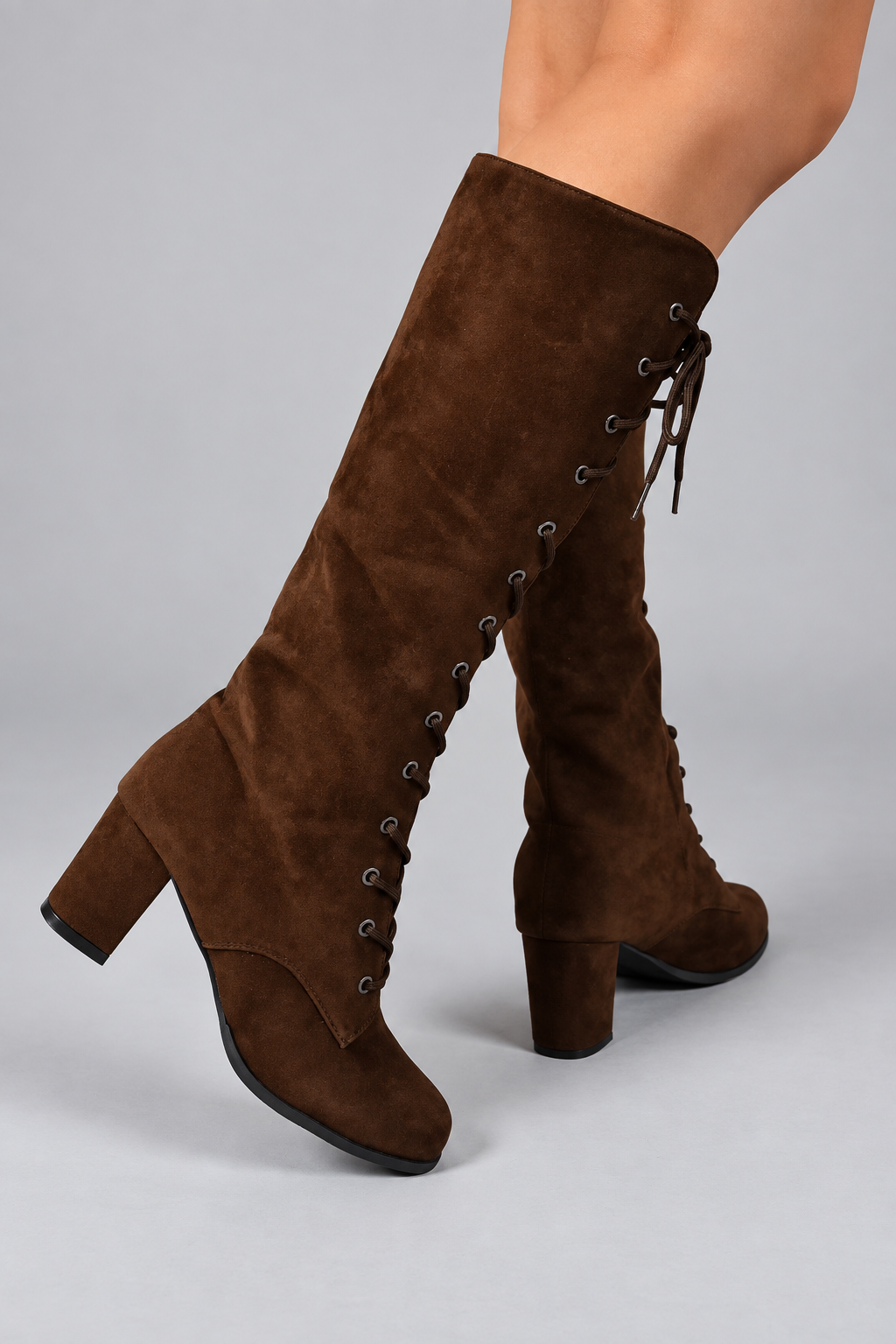 Braune kniehohe Schnürstiefel mit Blockabsatz