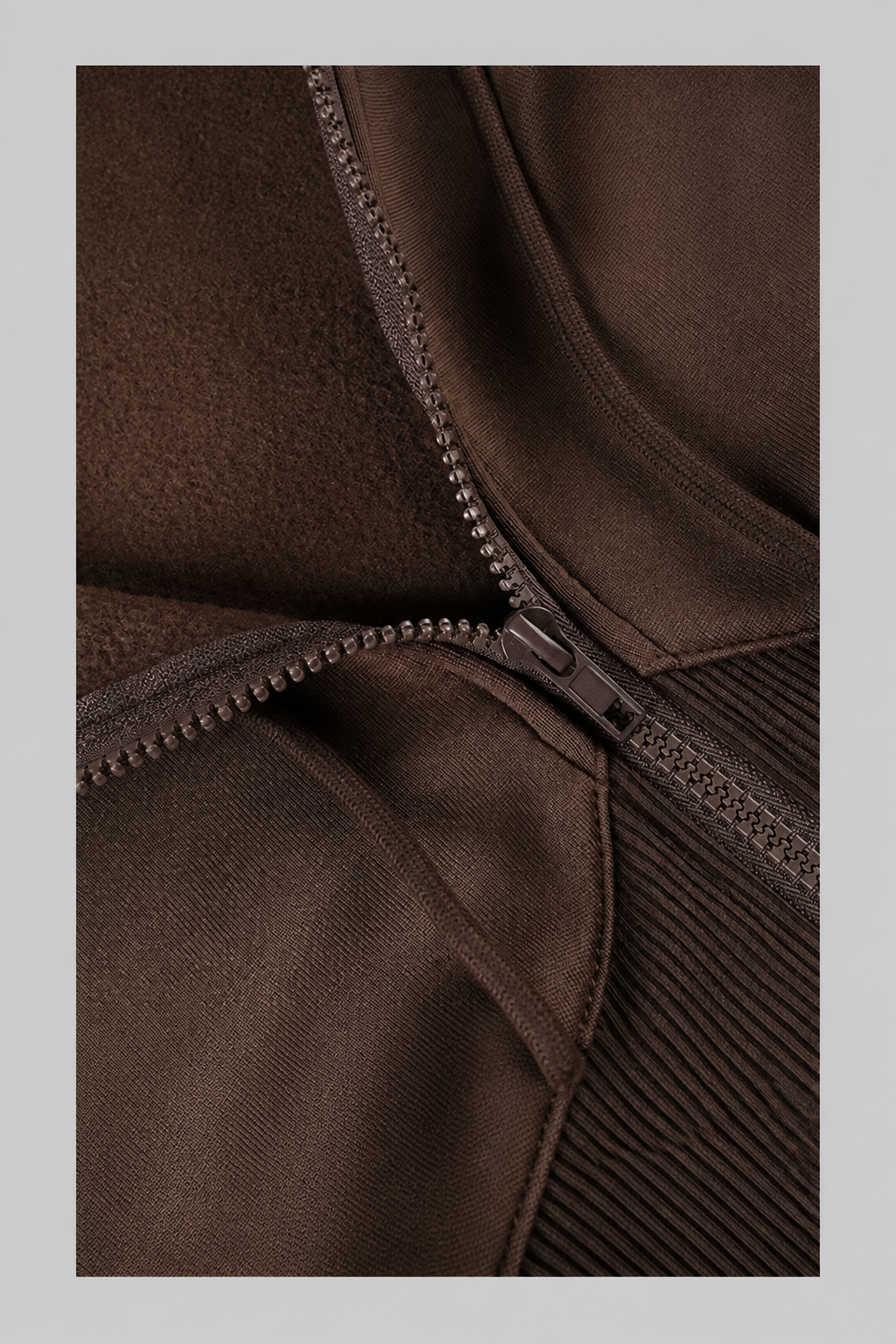 Color: Braun | Braune taillierte Kapuzenjacke mit Rippdetail, photo 7