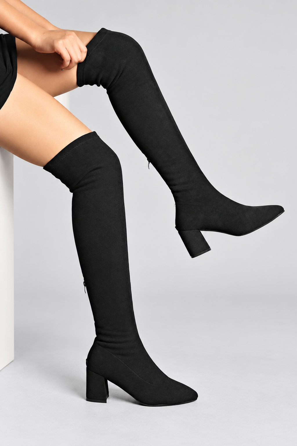 Schwarze Overknee-Stiefel in Veloursleder-Optik mit Blockabsatz