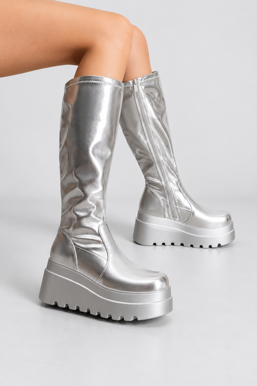 Silberne Plateau-Stiefel mit Keilabsatz