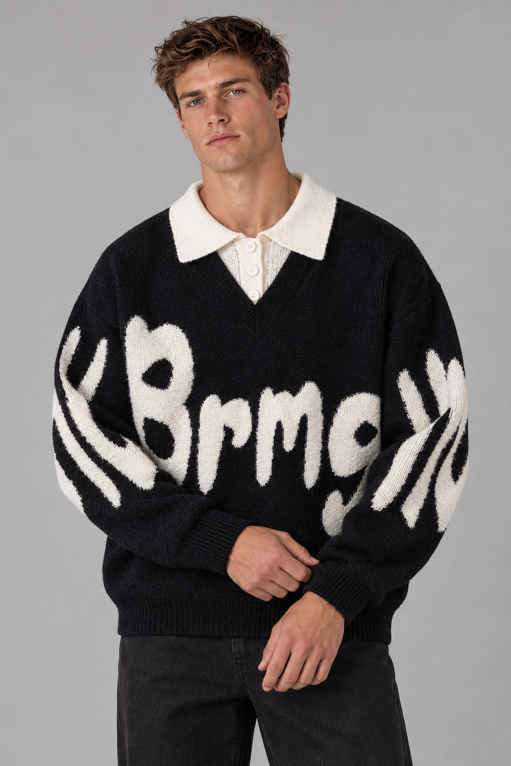 Color: Black | Oversize Strickpullover mit Polokragen und Statement-Schriftzug – Ansicht 3