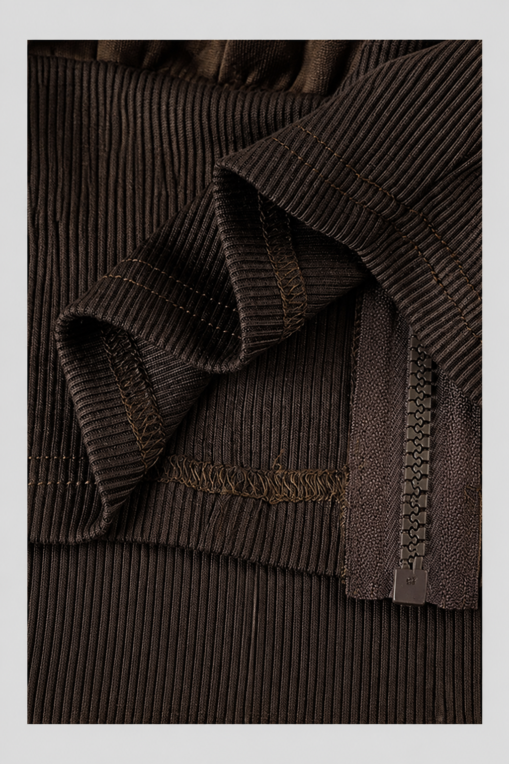 Color: Braun | Braune taillierte Kapuzenjacke mit Rippdetail, photo 5