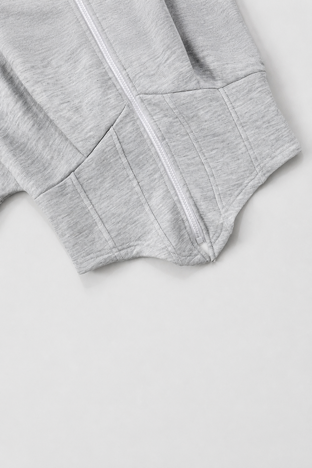 Color: Light Gray | Graue taillierte Crop-Sweatjacke mit Kapuze, photo 5