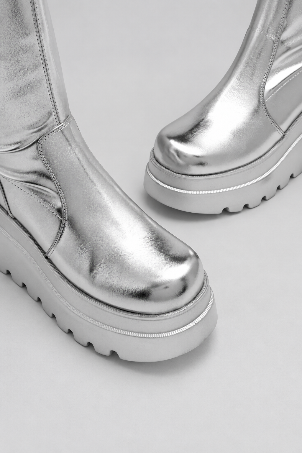 Silberne Plateau-Stiefel mit Keilabsatz