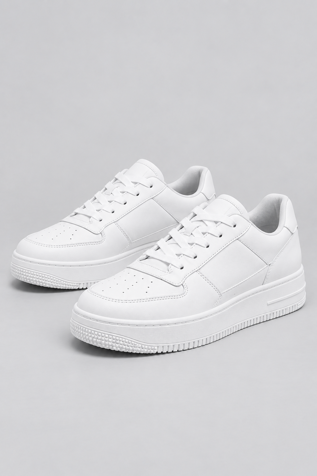 Minimalistische Plateau-Sneaker mit Schnürung