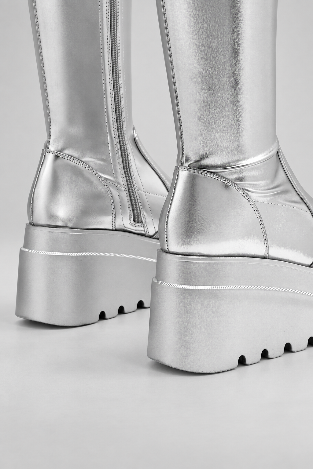 Silberne Plateau-Stiefel mit Keilabsatz