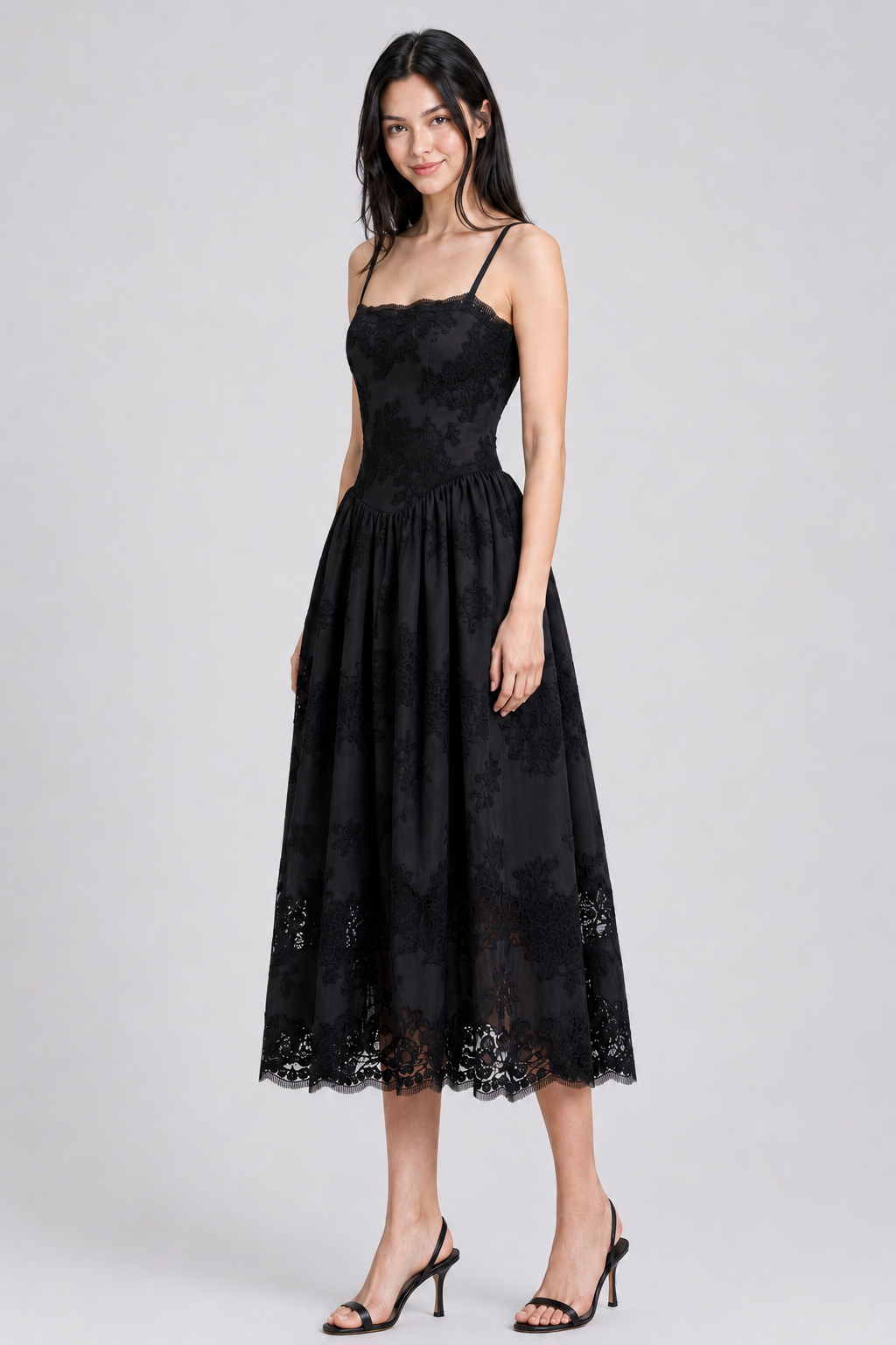 Schwarzes Midi-Sommerkleid aus Baumwolle mit Spitze und Lochstickerei