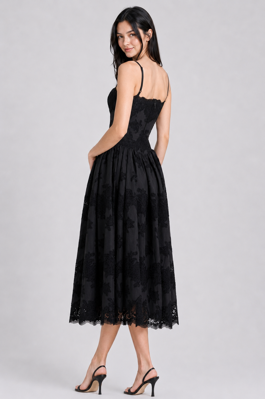 Schwarzes Midi-Sommerkleid aus Baumwolle mit Spitze und Lochstickerei