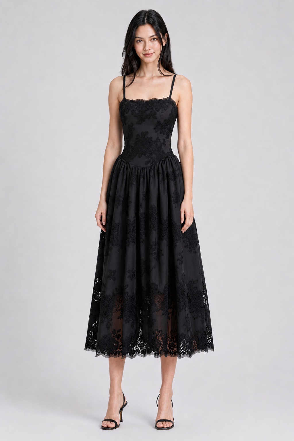 Schwarzes Midi-Sommerkleid aus Baumwolle mit Spitze und Lochstickerei