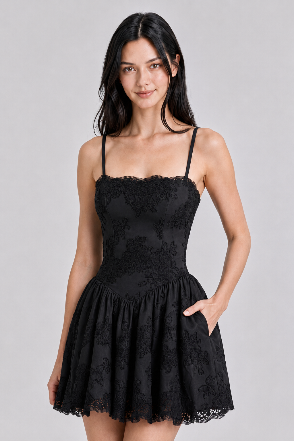 Color: Black | Schwarzes Mini-Kleid aus Baumwolle mit Spitze und Lochstickerei, photo 2