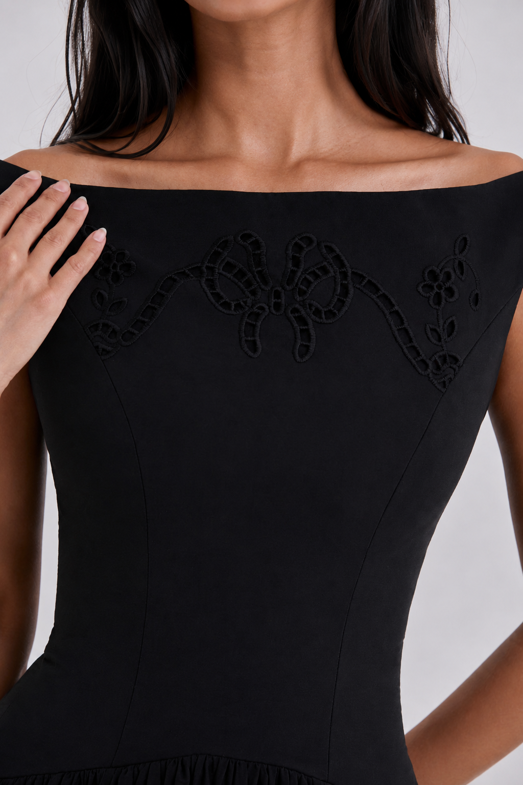 Schwarzes Baumwoll-Maxikleid mit Broderie Anglaise und U-Boot-Ausschnitt
