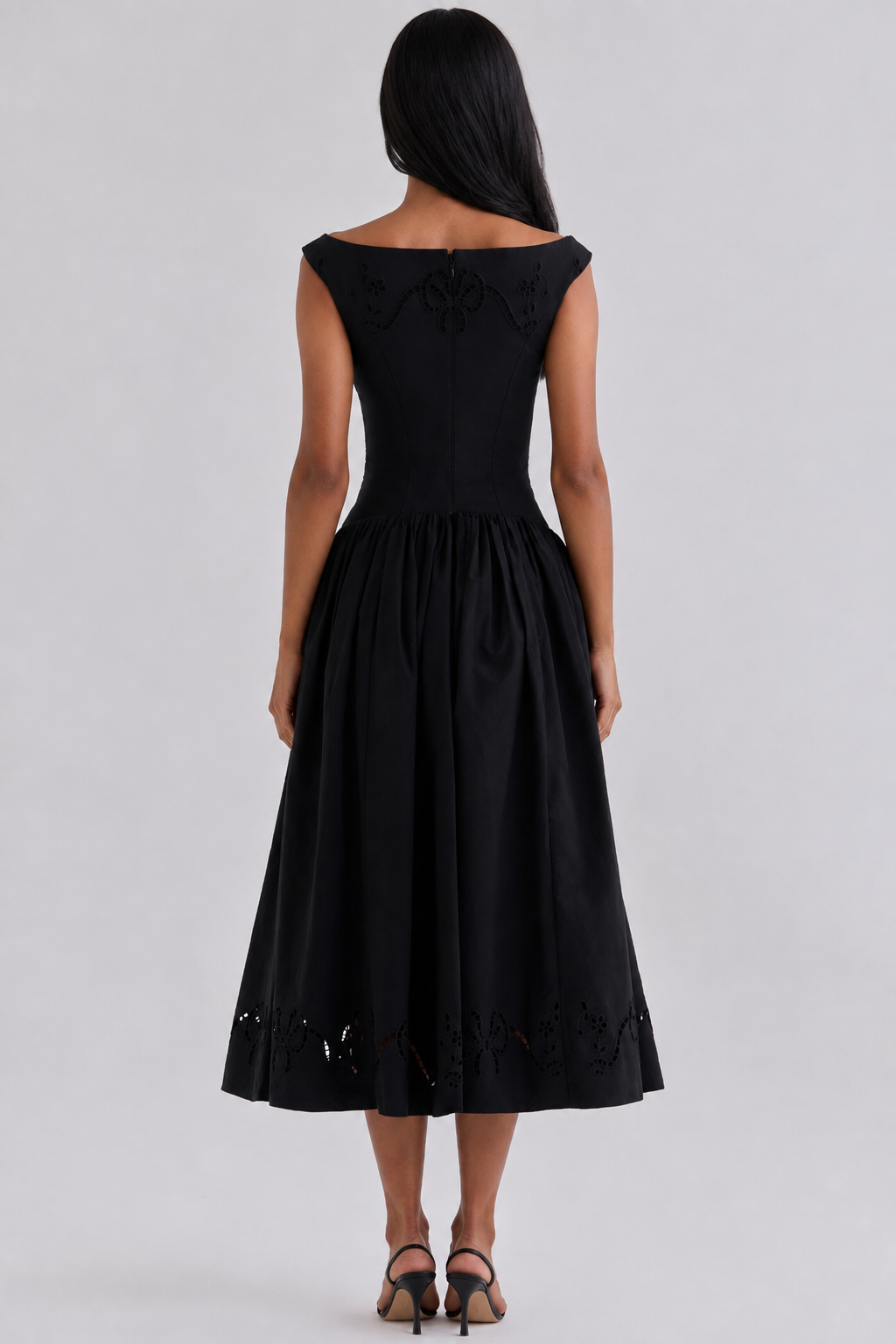 Schwarzes Baumwoll-Maxikleid mit Broderie Anglaise und U-Boot-Ausschnitt