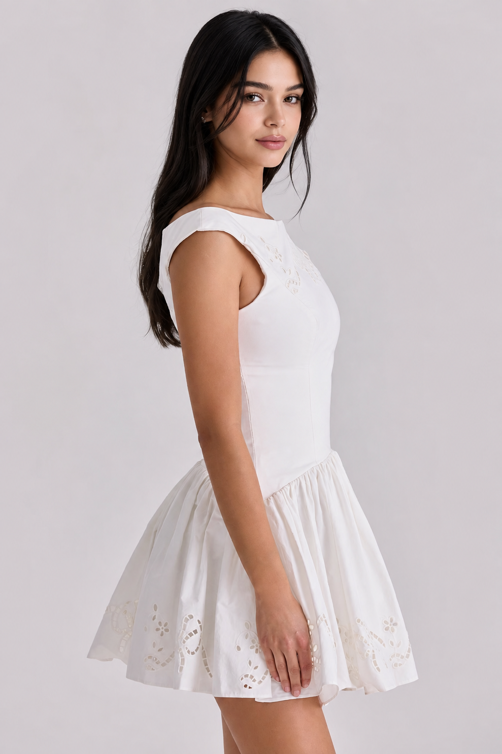 Weißes Minikleid aus Baumwolle mit Broderie Anglaise und U-Boot-Ausschnitt
