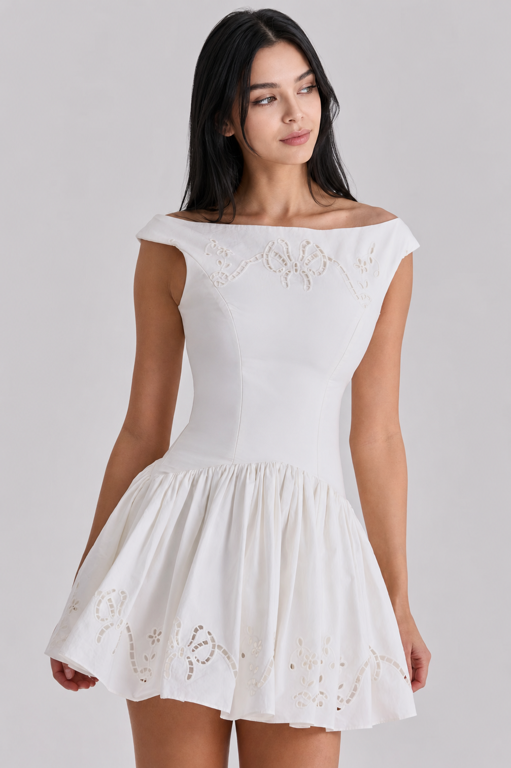 Weißes Minikleid aus Baumwolle mit Broderie Anglaise und U-Boot-Ausschnitt