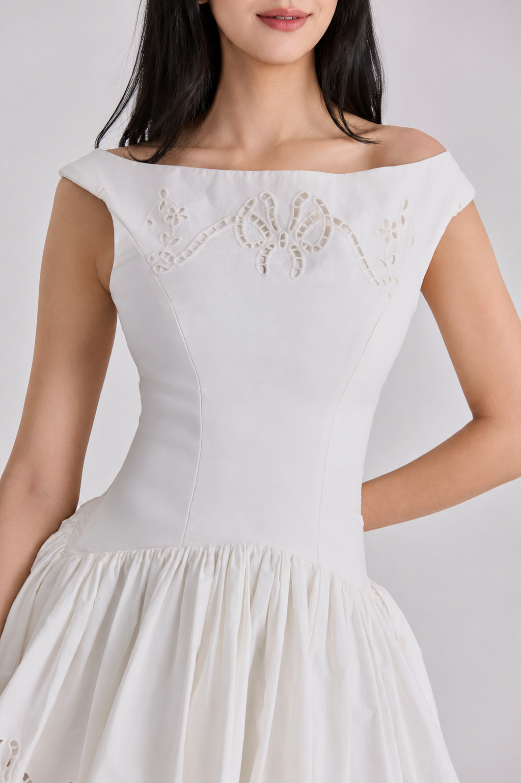 Weißes Minikleid aus Baumwolle mit Broderie Anglaise und U-Boot-Ausschnitt