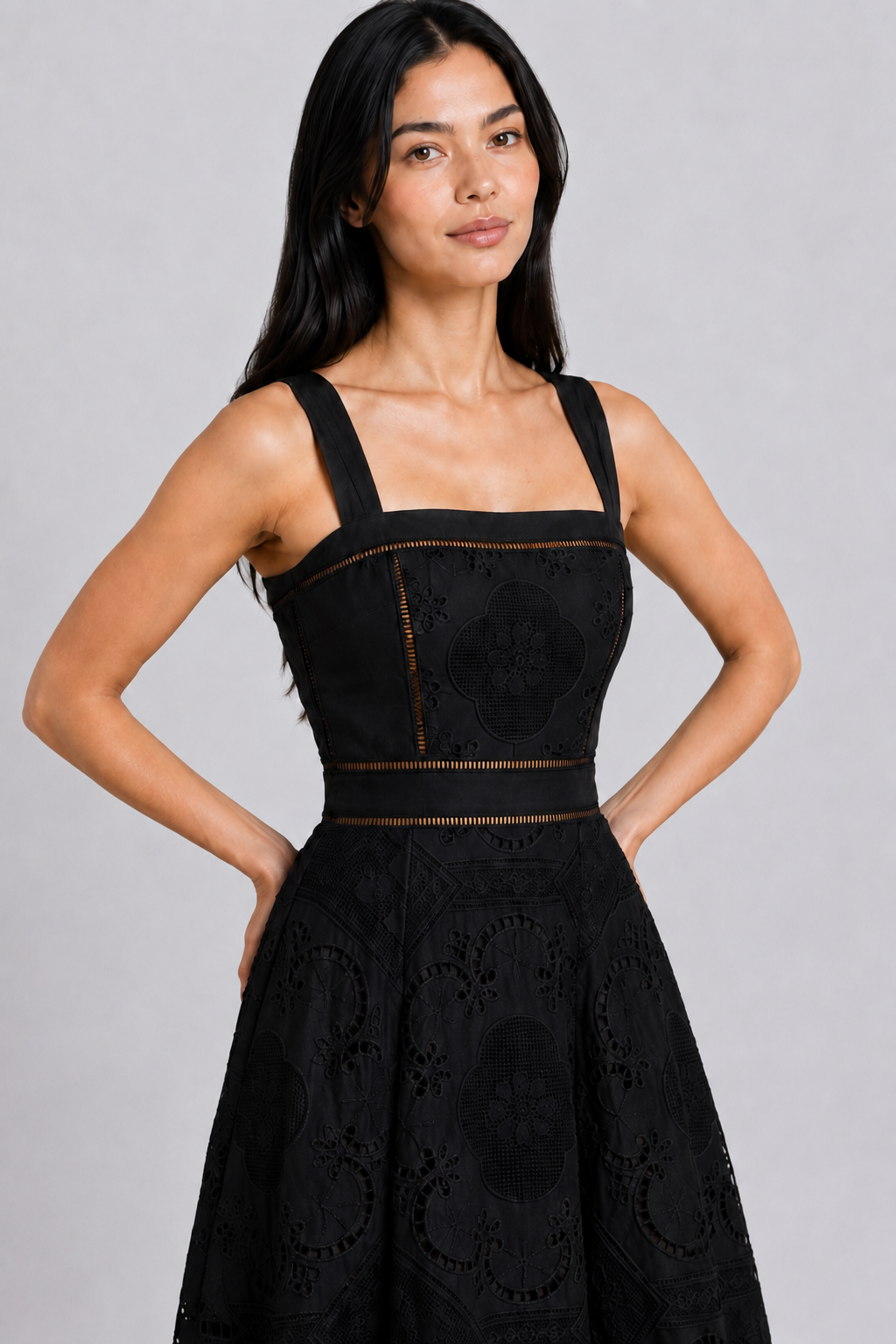 Color: Black | Schwarzes Midikleid aus Baumwolle mit platzierter Lochstickerei, photo 2