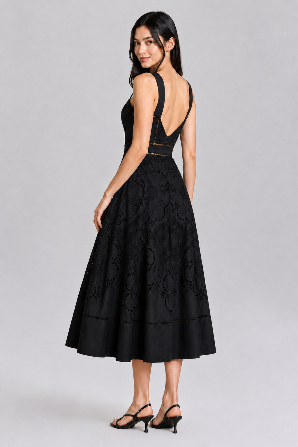 Color: Black | Schwarzes Midikleid aus Baumwolle mit platzierter Lochstickerei, photo 3