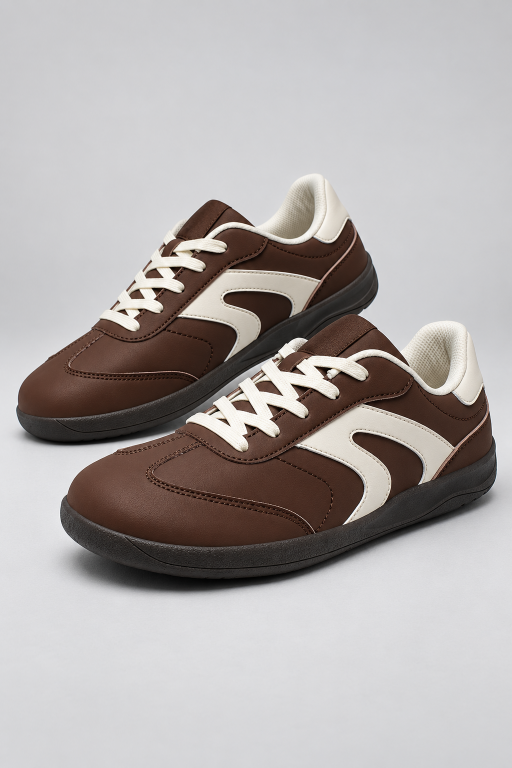 Retro-Sneaker mit breiter Zehenbox