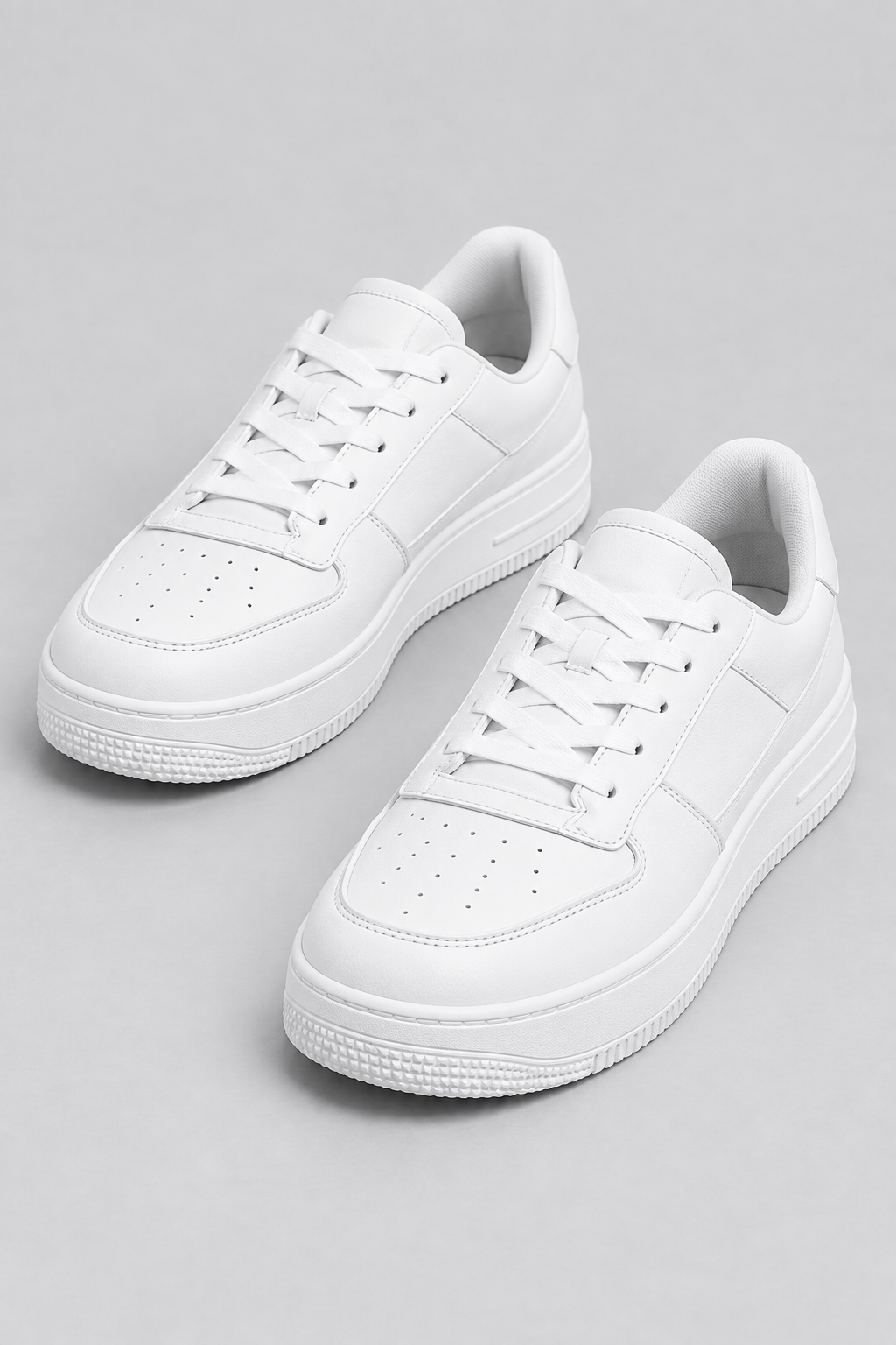Minimalistische Plateau-Sneaker mit Schnürung