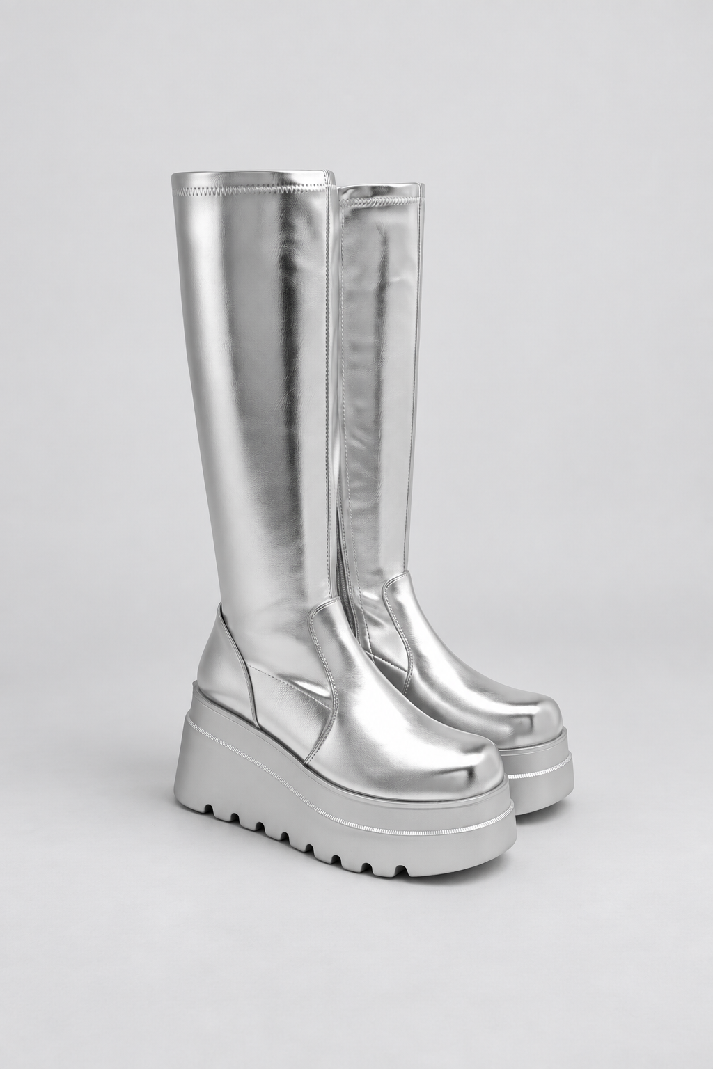 Silberne Plateau-Stiefel mit Keilabsatz