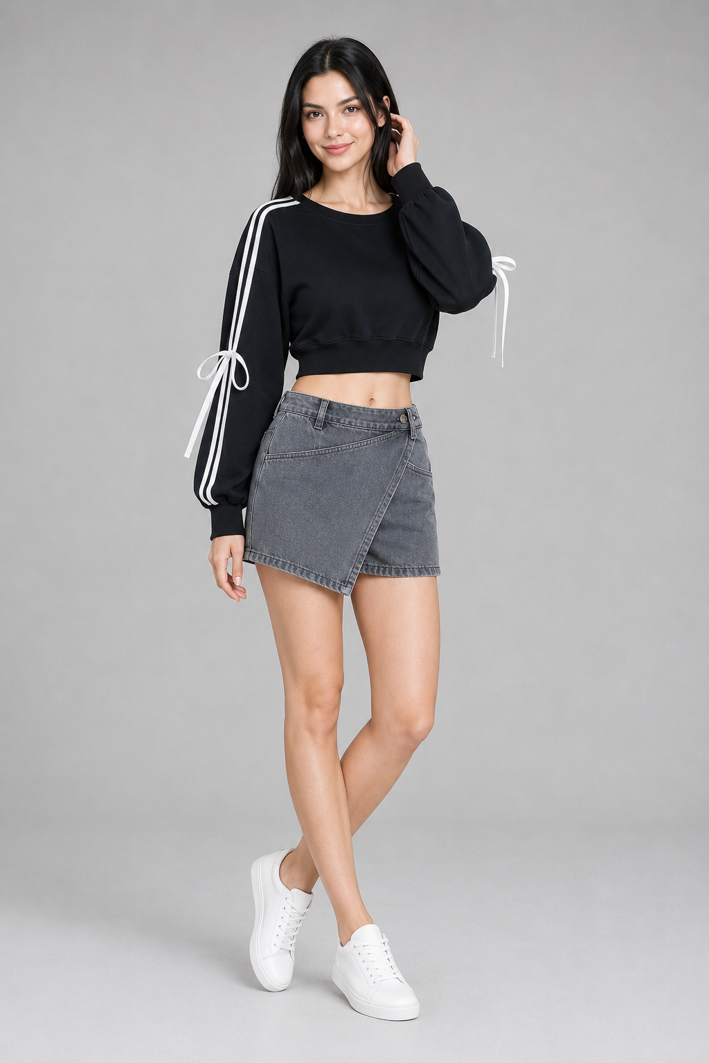 Color: Black | Kurzes Sweatshirt mit Schleifen & Kontraststreifen, photo 6