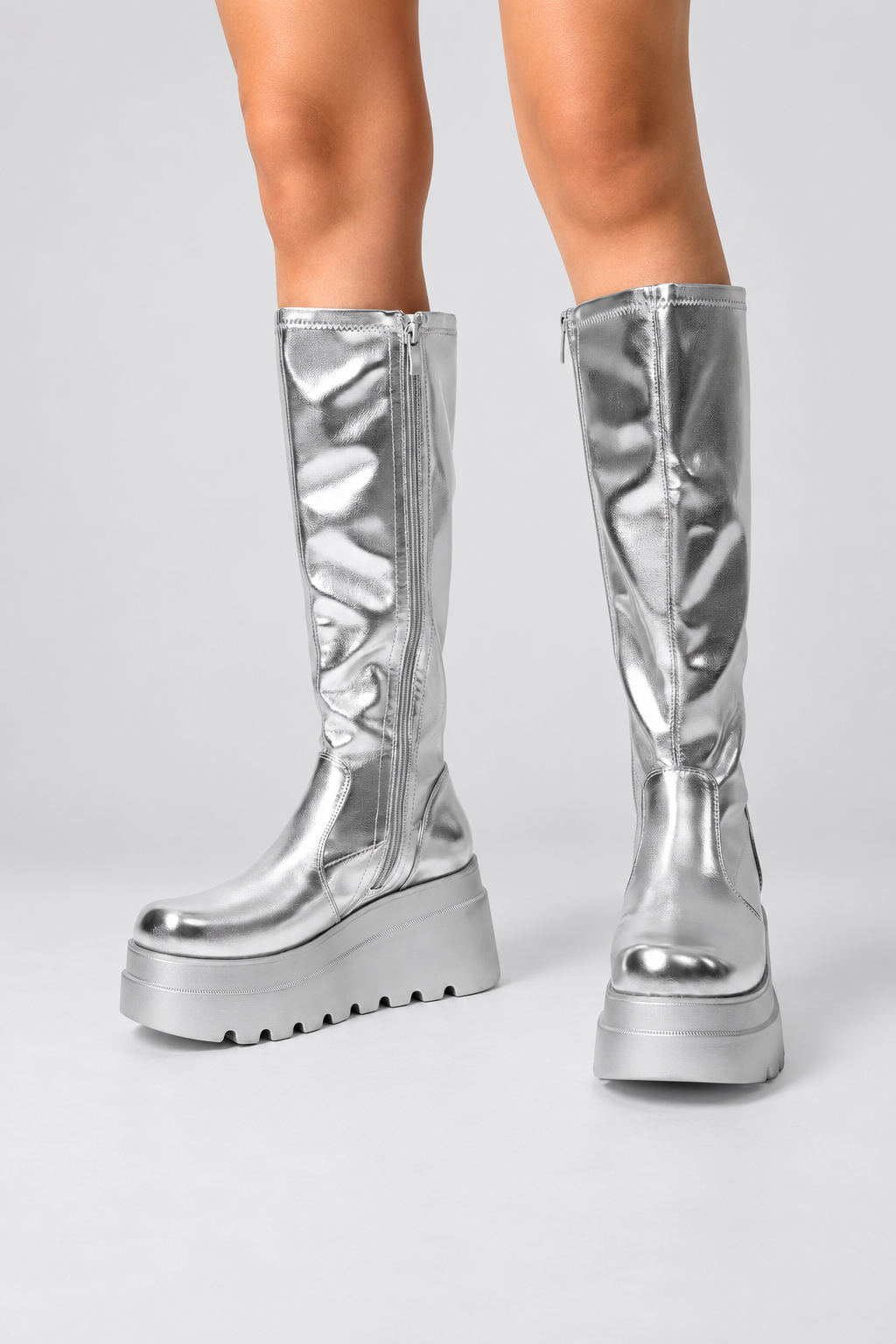 Silberne Plateau-Stiefel mit Keilabsatz