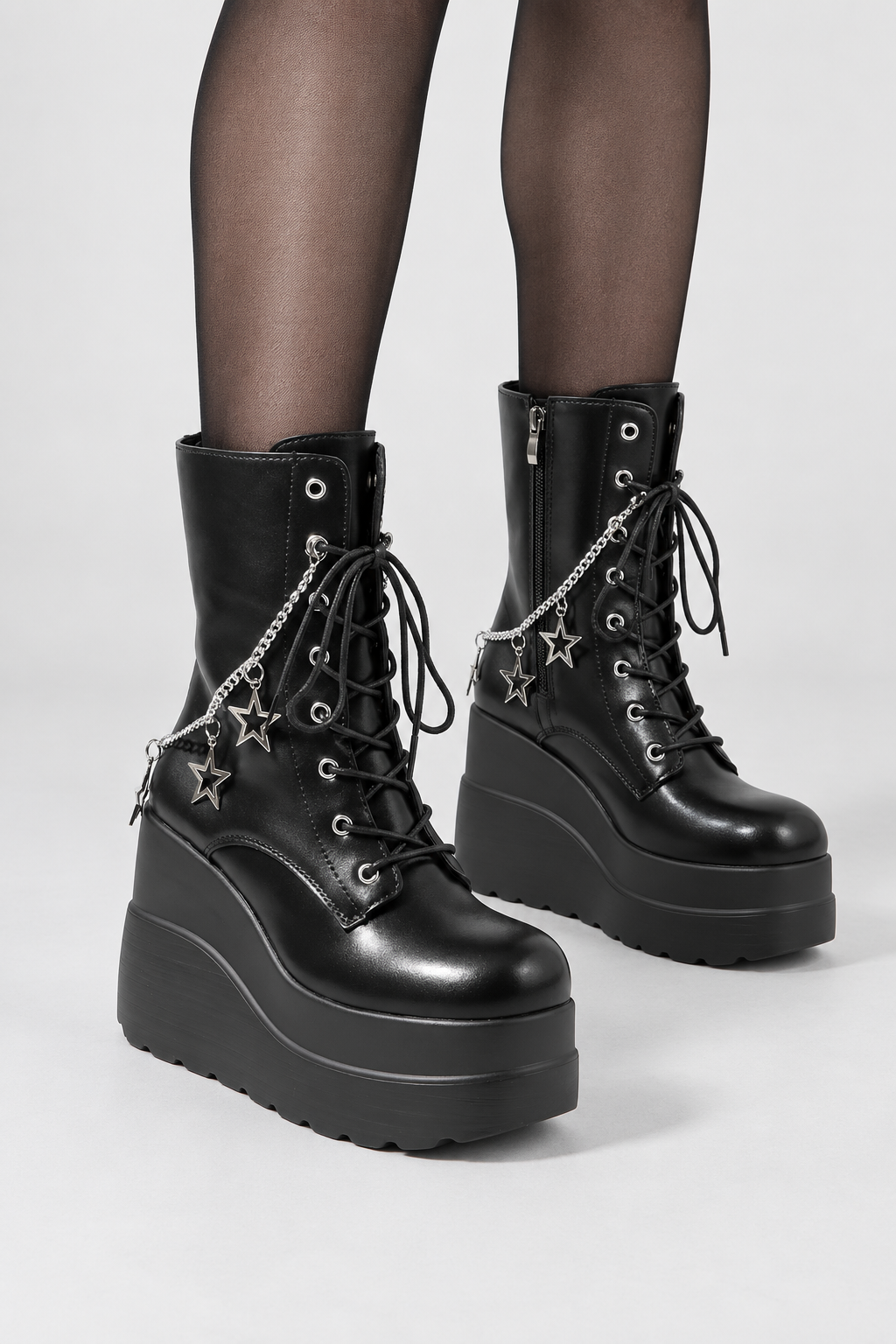 Schwarze Plateau-Schnürboots mit Sternenketten