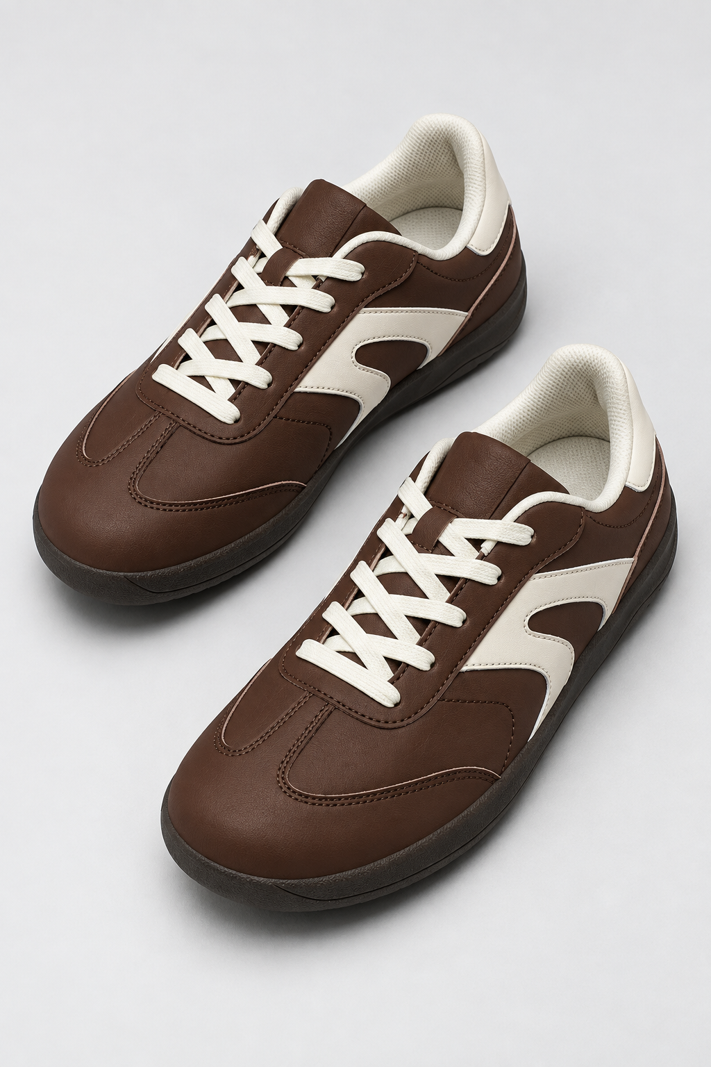 Retro-Sneaker mit breiter Zehenbox