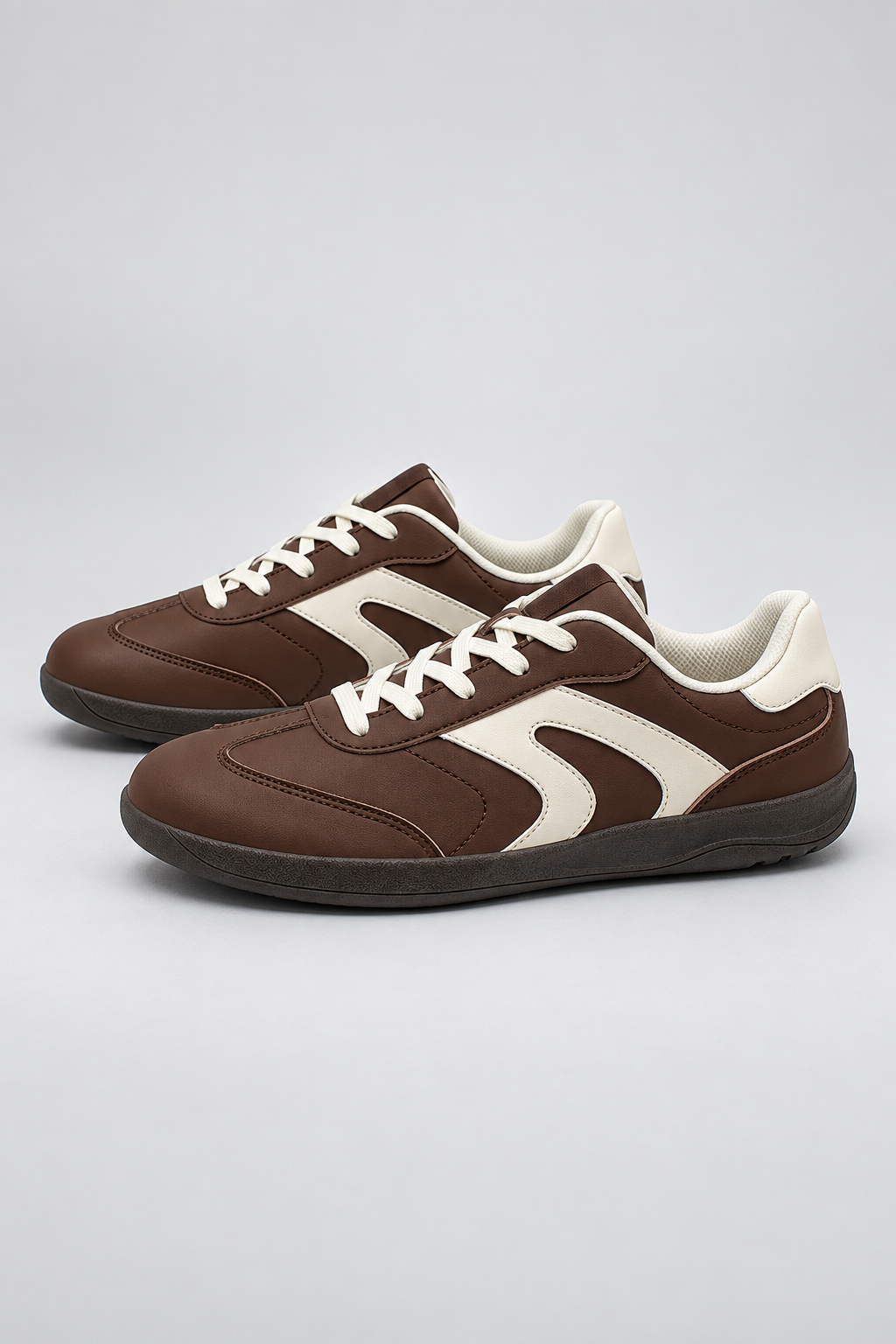 Retro-Sneaker mit breiter Zehenbox